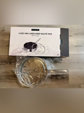 Servappétit 4.5QT Hex Lined Deep Sauté Pan with Lid - Silver